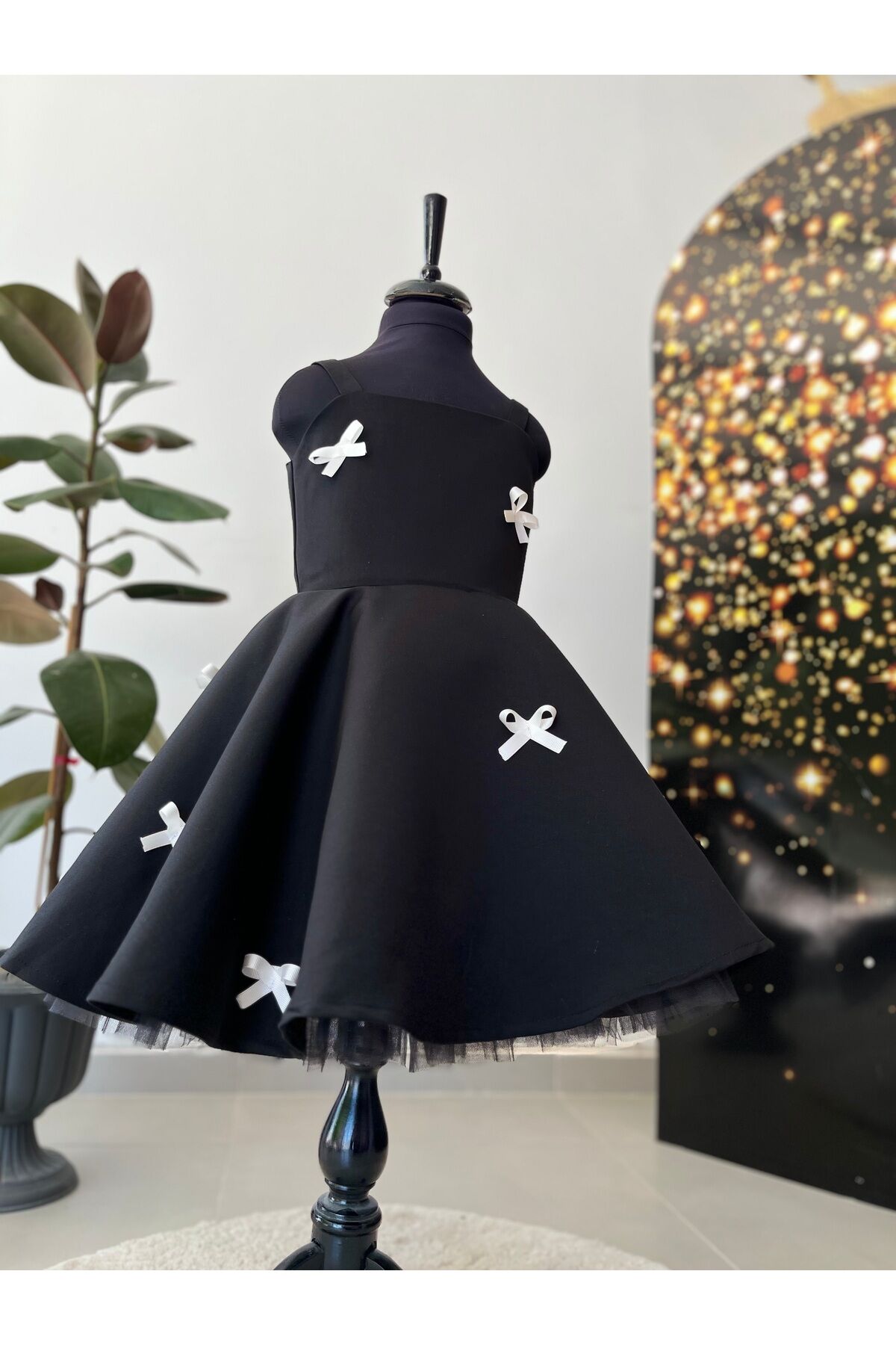 Siyah Kız Çocuk Elbise – Beyaz Fiyonk Detaylı, Kolsuz, Kloş Kesim, Şık ve Zarif Tasarım