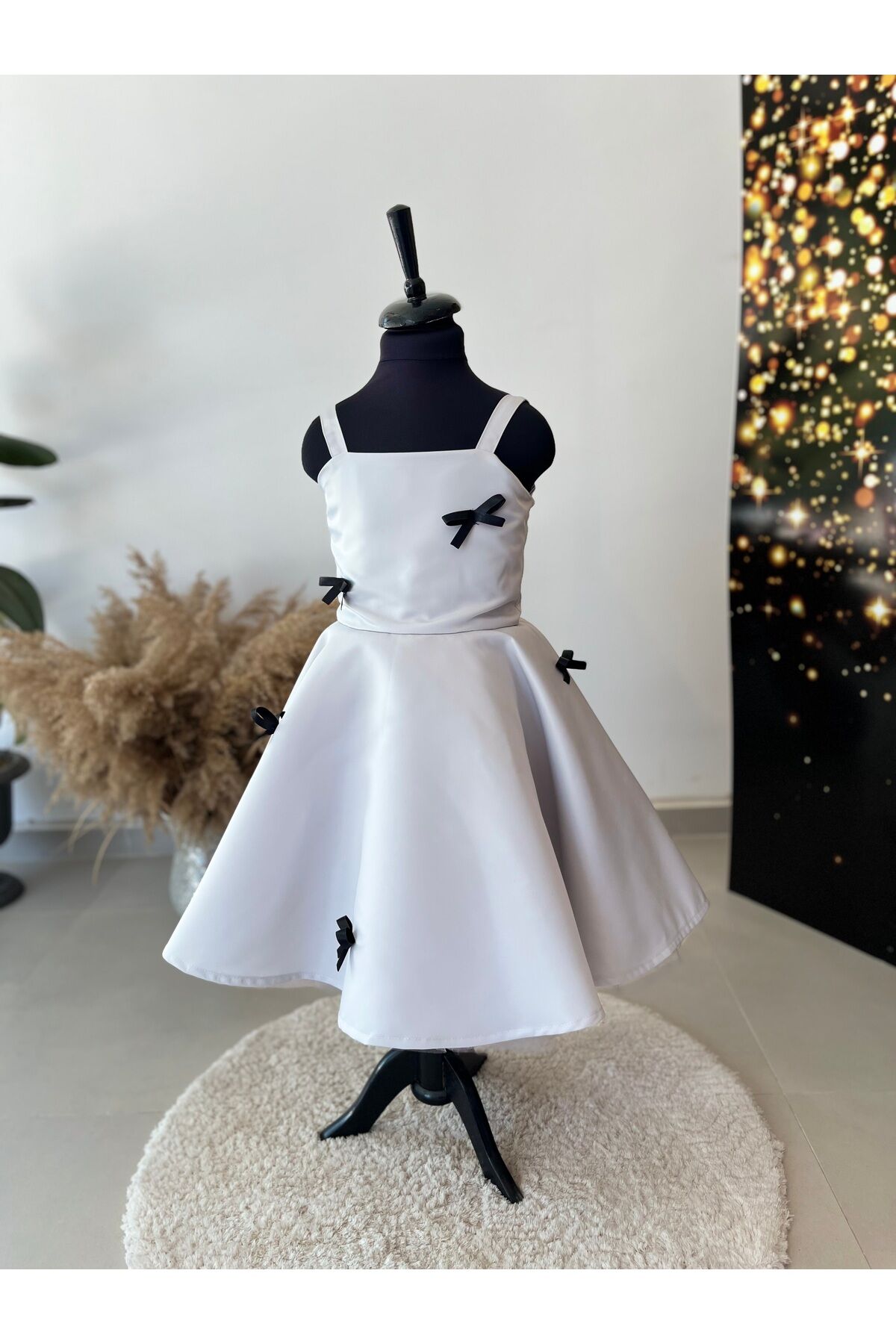 Gri Kız Çocuk Elbise – Siyah Fiyonk Detaylı, Kloş Kesim, Kolsuz, Şık ve Modern Tasarım