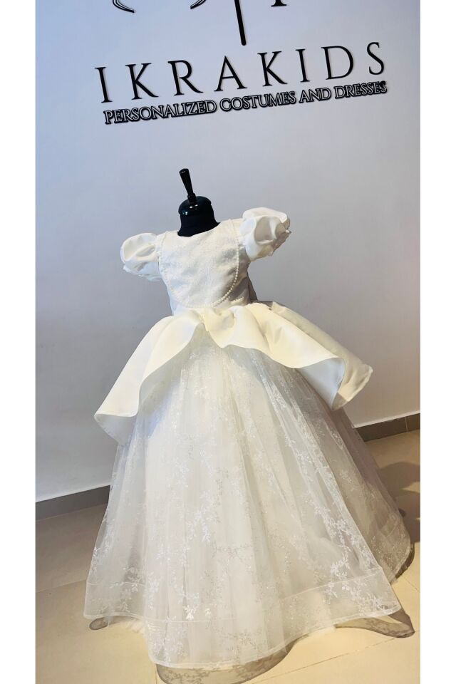 Beyaz Parlak Dantelli Kız Çocuk Elbise - İnci Süslemeli ve Tarlatanlı Zarif Tasarım