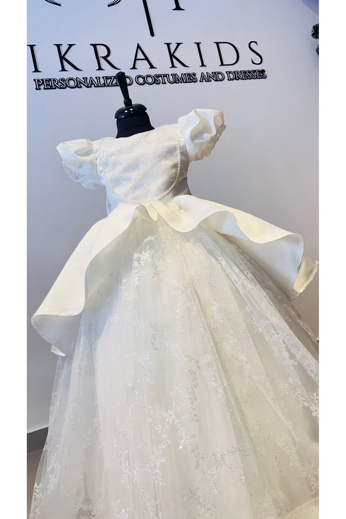 Beyaz Parlak Dantelli Kız Çocuk Elbise - İnci Süslemeli ve Tarlatanlı Zarif Tasarım